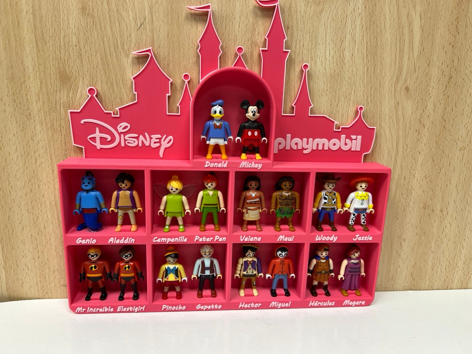 Diseño conceptual de expositor escalonado impreso en 3D